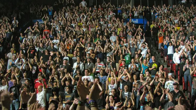 Plateia lotada num show em estádio à noite