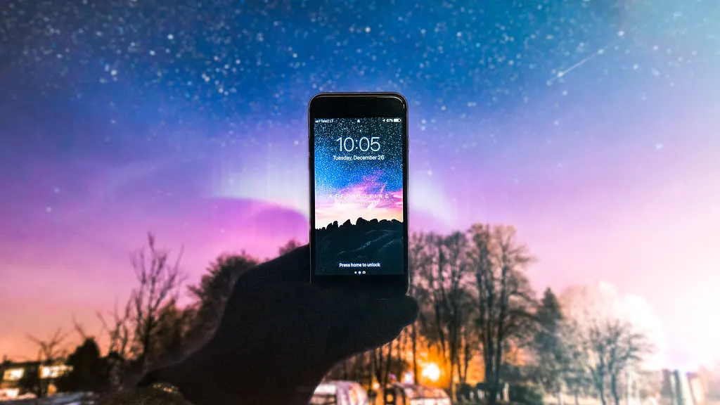 Mão segurando um celular com um aplicativo de mensagens aberto