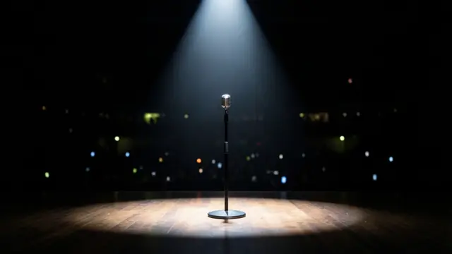 Palco vazio com um microfone sob um holofote