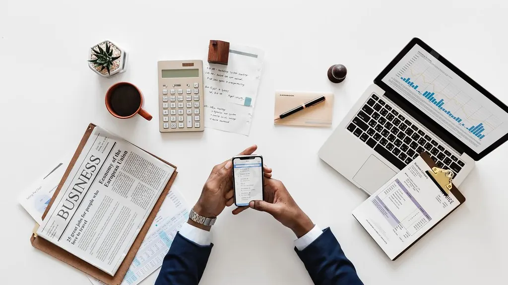 Mão segurando um celular com aplicativo de banco