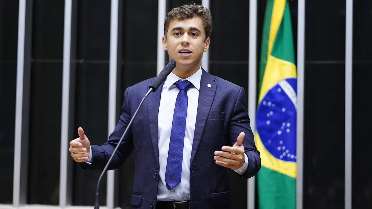 O deputado Nikolas Ferreira discursando na tribuna da Câmara dos Deputados